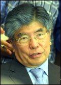 김중수(금융인/전대학총장/한국은행총재)
김중수 한국은행 총재는 25일 지난주 미국 FOMC(연방공개시장위원회)가 양적완화 유지 결정을 내린 것에 대해 “많은 사람들의 생각과는 다르게 나왔지만 그러나 이후에도 대부분의 사람들이 타이밍(시점)의 문제라고 보지 방향의 문제라고 보고 있진 않고 있다”고 말했다.