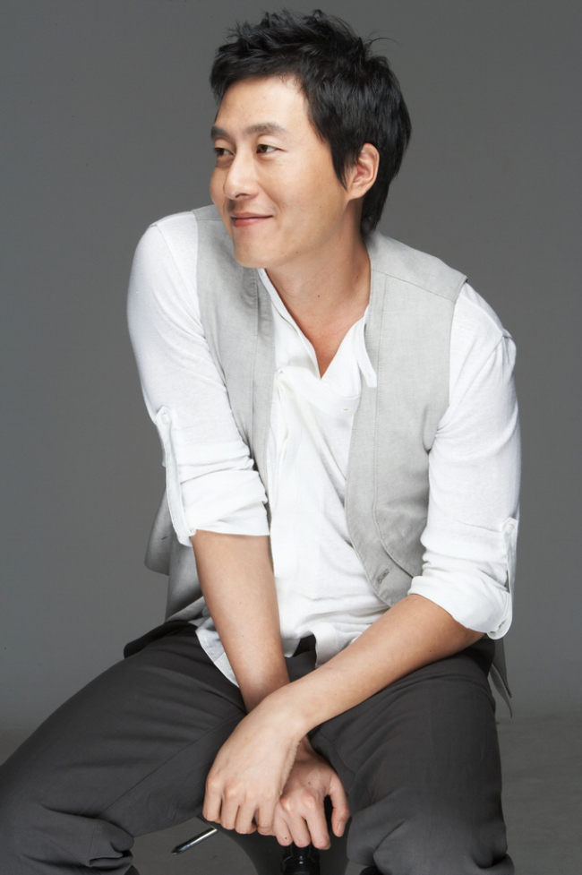 김주혁(영화배우/탤런트)
‘흥행불패’ 신화로 꼽히는 브라운관 히트작 ‘허준’, 배우 김주혁은 종영을 앞둔 ‘구암허준’에서 선친 김무생에 이어 허준을 연기했다. 아버지 김무생을 떠올리며 ‘무신’에 이어 한 번 더 사극에 도전한 그는 “아버지 때문에 잘하고 싶었고, 포기하고 싶지 않았다”며 드라마를 마치는 소감을 전했다. [사진제공=나무엑터스]