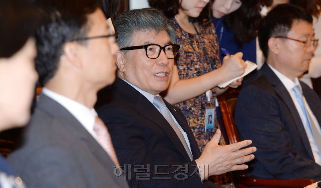 25일 오전 서울 남대문로 한국은행에서 열린 경제동향간담회에서 김중수 총재가 모두발언을 하고 있다./안훈기자 rosedale@ 2013.09.25
25일 오전 서울 남대문로 한국은행에서 열린 경제동향간담회에서 김중수 총재가 모두발언을 하고 있다./안훈기자 rosedale@ 2013.09.25