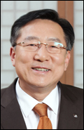 김기문(기업인/로만손대표이사사장/중소기업중앙회회장/국세행정위원회위원장)
중소기업중앙회(회장 김기문ㆍ사진)와 중소기업 전용 TV홈쇼핑인 ‘홈&쇼핑’은 25일 광주 경제고용진흥원에서 호남권 지역 중소기업을 대상으로 ‘1:1 MD 상담회’를 개최했다고 밝혔다.