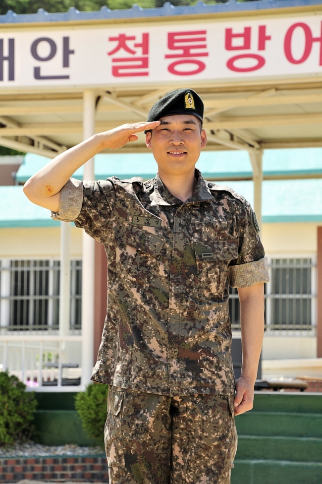 손진영(가수/탤런트)
MBC ‘진짜 사나이‘에 출연한 연예인들은 모두 떴다. 하지만 손진영은 애매하다. ‘진짜 사나이’는 예능임에도 일부러 웃기려고 하지 않는다. 인위적인 창치 없이도 웃음은 구멍병사들이 책임져 준다. 그동안 훈련에 잘 적응하지 못한 샘 해밍턴과 손진영을 보면서 시청자들은 많이 웃었다.