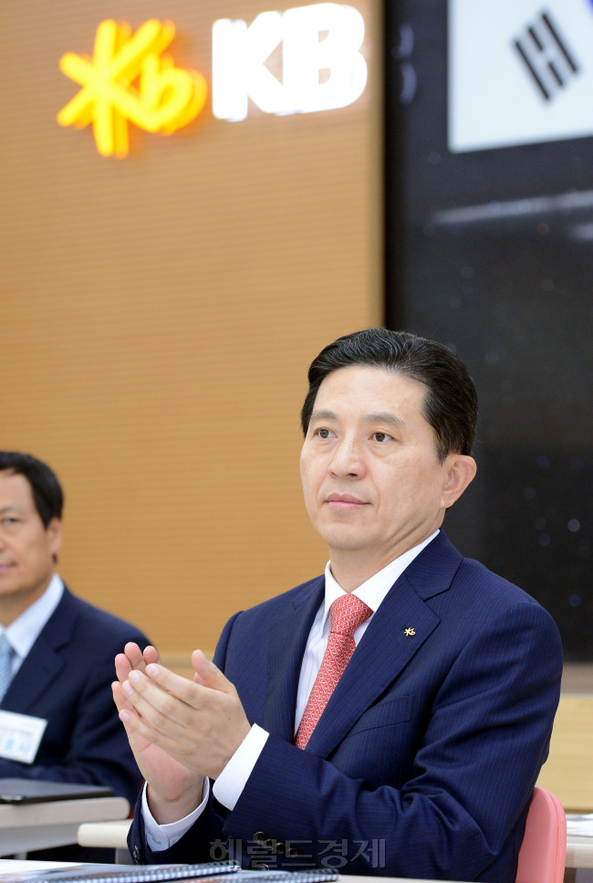 12일 오전 서울 여의도 KB국민은행 본점에서 KB금융지주 2013년 임시주주총회가 열리고 있다. 회장으로 선인된 임영록 사장/안훈기자 rosedale@ 2013.07.12
12일 오전 서울 여의도 KB국민은행 본점에서 KB금융지주 2013년 임시주주총회가 열리고 있다. 회장으로 선인된 임영록 사장/안훈기자 rosedale@ 2013.07.12
12일 오전 서울 여의도 KB국민은행 본점에서 KB금융지주 2013년 임시주주총회가 열리고 있다. 회장으로 선인된 임영록 사장/안훈기자 rosedale@ 2013.07.12