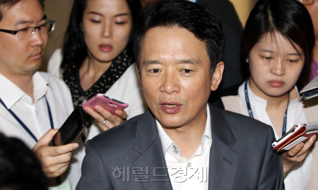 남경필 새누리당 의원이 25일 오전 서울 여의도 국회 정론관에서 국회선진화법 관련 기자회견을 마친 후 기자들의 질문에 답하고 있다. 남 의원은 기자회견에서 "국민의 절대적인 요구에 의해 여야의 대타협으로 만들어낸 국회선진화법이 흔들려서는 안된다"고 말했다.박현구 기자phko@heraldcorp.com
남경필 새누리당 의원이 25일 오전 서울 여의도 국회 정론관에서 국회선진화법 관련 기자회견을 마친 후 기자들의 질문에 답하고 있다. 남 의원은 기자회견에서 "국민의 절대적인 요구에 의해 여야의 대타협으로 만들어낸 국회선진화법이 흔들려서는 안된다"고 말했다.박현구 기자phko@heraldcorp.com
남경필 새누리당 의원이 25일 오전 서울 여의도 국회 정론관에서 국회선진화법 관련 기자회견을 마친 후 기자들의 질문에 답하고 있다. 남 의원은 기자회견에서 “국민의 절대적인 요구에 의해 여야의 대타협으로 만들어낸 국회선진화법이 흔들려서는 안 된다”고 말했다. 새누리당 내에서는 국회선진화법 위헌소송을 준비중이다.
박현구 기자/phko@heraldcorp.com