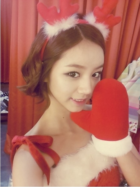 혜리(이혜리/가수/탤런트/걸스데이)
혜리는 24일 오후 트위터에 “에브리바디 메리크리스마스”라는 글과 함께 애교 넘치는 셀카 사진 한 장을 게재했다.
