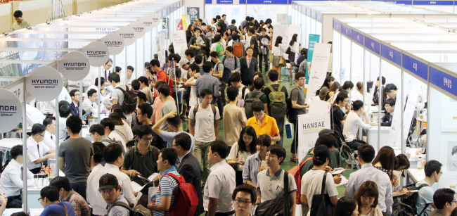 Students attend a job fair at Hanyang University in Seoul on Sept. 3.   Yonhap News