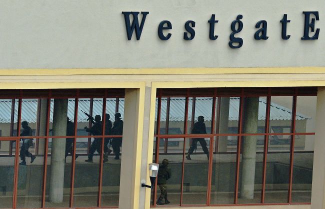 Kenyan soldiers clear the top floor balcony and interior of the Westgate mall in Nairobi on Tuesday.
AFP-Yonhap News