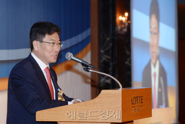 윤상직(정무직공무원/산업통상자원부장관)
윤상직 산업통상자원부 장관이 새정부의 창조경제론(論)에 대해 재정의에 나섰다. 지금까지 이뤄지던 공급자 중심 정책이 아닌 수요자 중심 정책을 펼치는 것이 창조경제라고 간단하게 정의내린 것이다.