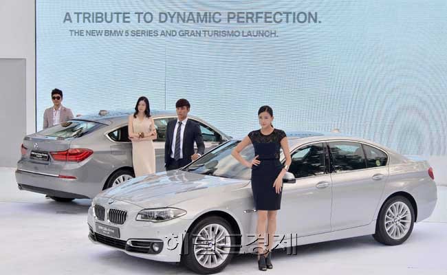 25일 반얀트리 클럽 앤 스파 서울에서 BMW 코리아는 프리미엄 비즈니스 세단인 뉴 5시리즈와 완전히 새로운 장르를 개척한 뉴 그란투리스모를 공식 출시했다. BMW 뉴 5시리즈는 기존의 완성도 높은 디자인을 바탕으로 더욱 섬세하고 스포티해지면서 완숙미를 더했다.
