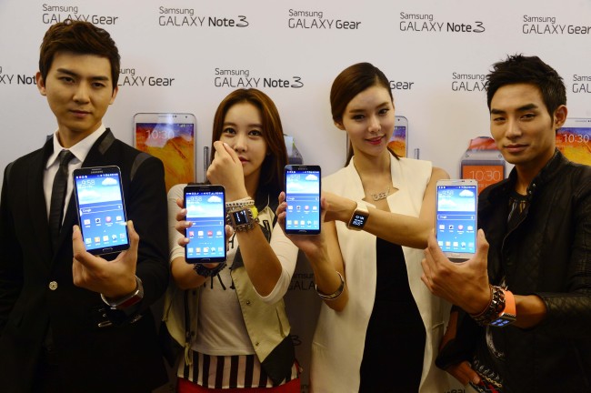 Models pose with Samsung Electronics’ latest phablet Galaxy Note 3 and smart watch Gear at a launch in Seoul on Wednesday.
(Park Hae-mook/The Korea Herald)