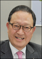 윤영두(기업인/아시아나항공사장)
아시아나항공은 윤영두<사진> 사장 등이 참석한 가운데 이날 ‘아름다운 교실 프로젝트’ 일환으로 중국 선전시 바오안구 루싱소학교와 자매결연을 했다. 이 행사에는 윤 사장 외에 양창수 주광저우 총영사관 총영사, 후쭤취안 루싱소학교 이사장 등 관계자가 대거 참석했다.