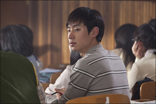 이제훈(영화배우)
아르바이트 전문 포털사이트 알바천국이 전국 대학생 1266명을 대상으로 ‘새 학기 캠퍼스 선후배 의식’ 설문조사를 실시했다. 그 결과 무려 89.7%에 이르는 대학생들이 ‘새 학기 가장 꼴불견인 선배나 후배가 꼭 있다’고 답했다.