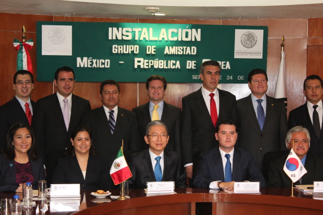 Mexican deputies Gabriel de Jesus Cardenas Guizar (fourth from left, front row) and Korean Ambassador to Mexico Hong Seong-hoa (third from left, front row) pose with other deputies in a ceremony to form a friendship group for exchanges with Korean legislators in Mexico City, Tuesday. Sitting at far left is Lizbeth Loy Gamboa Song, the only deputy of Korean descent.   Yonhap News