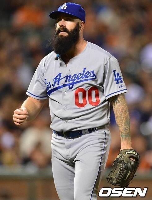 브라이언윌슨(BrianWilson/야구선수/LA다저스투수)
샌프란시스코 자이언츠의 수호신이었던 브라이언 윌슨이 LA다저스 유니폼을 입고 옛 고향 마운드에 무실점의 호투를 기록했다.