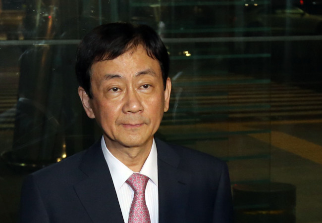 진영(정무직공무원/국회의원/보건복지부장관/새누리당국회의원)
Health Minister Chin Young remained ambiguous on Wednesday over rumors that he would step down from the post to assume responsibility for the Park Geun-hye government’s failure to keep its original plans on bigger welfare benefits.