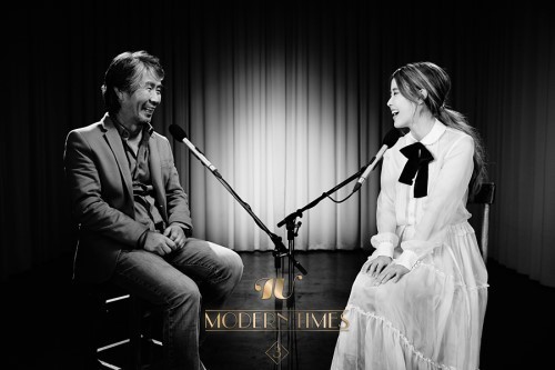 최백호(좌부터/가수),아이유(이지은/가수)
기타리스트 박주원이 선물하고 대선배 최백호가 피처링에 참가한 아이유의 ‘아이야 나랑 걷자’ 티저 영상이 공개됐다.