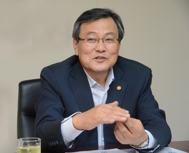 최문기(정무직공무원/전교수/미래창조과학부장관)
최문기 미래부 장관은 23일 코리아헤럴드와의 인터뷰에서 M&A (인수 합병) 거래소 설립에 대해 아직은 “시기상조”라고 밝혔다.