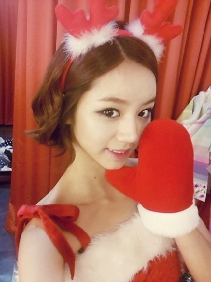 혜리(이혜리/가수/탤런트/걸스데이)
혜리는 24일 오후 트위터에 “에브리바디 메리크리스마스”라는 글과 함께 애교 넘치는 셀카 사진 한 장을 게재했다.