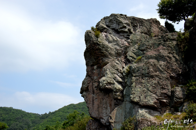 7세기 김유신 장군은 백제와 고구려를 잇따라 무너뜨리고 삼국통일 대업을 이룩한다. 신라의 변방이자 삼국의 국경선이 가까웠던 진천에서 태어나 어린시절 무술을 닦으며 자랐다.