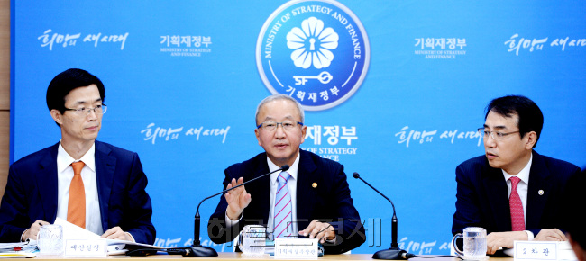 세종시 기획재정부  현오석 부총리 2014년 예산안 발표. 박현구 기자phko@heraldcorp.com 2013.09.24
세종시 기획재정부  현오석 부총리 2014년 예산안 발표. 박현구 기자phko@heraldcorp.com 2013.09.24
현오석(가운데) 부총리 겸 기획재정부 장관은 26일 ‘2014년 예산안’에 대해 “경제활성화에 초점을 두고 복지 수준을 조정했다”고 밝혔다. 또 “현 경제상황에서 증세는 바람직하지 않다”고 했다. 현 부총리가 정부세종청사에서 내년 예산안을 설명하고 있다. 박현구 기자/phko@heraldcorp.com