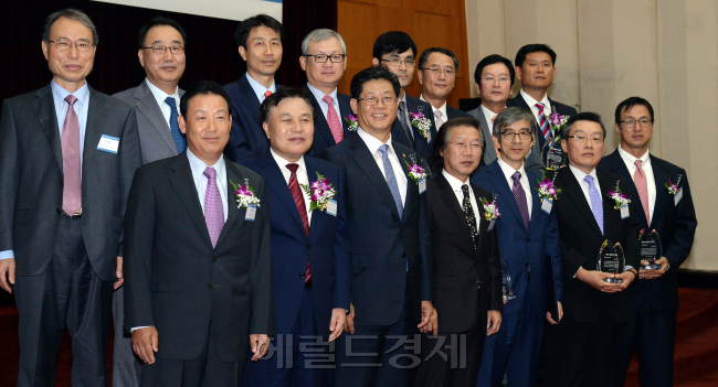25일 오후 서울 여의도 한국거래소 국제회의장에서 제4회 헤럴드 생생코스닥 대상 시상식이 열리고 있다./안훈기자 rosedale@ 2013.09.25
25일 오후 서울 여의도 한국거래소 국제회의장에서 제4회 헤럴드 생생코스닥 대상 시상식이 열리고 있다./안훈기자 rosedale@ 2013.09.25