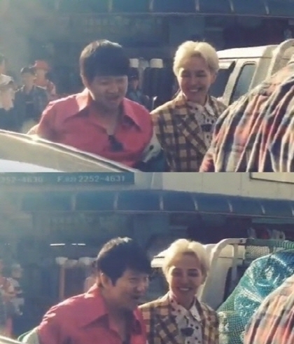 정형돈(MC/개그맨),지드래곤(권지용/가수/음악PD/빅뱅/GD&TOP)
25일 한 누리꾼은 빅뱅 지드래곤과 개그맨 정형돈이 종로구 동묘시장에서 함께 있는 모습을 본 목격담과 인증샷을 게재했다.