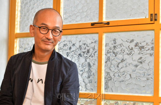 이준익 감독 인터뷰.<br />이상섭 기자. babtong@heraldcorp.com 2013.09.24
이준익 감독 인터뷰.
이상섭 기자. babtong@heraldcorp.com 2013.09.24
이준익 감독 인터뷰.
이상섭 기자. babtong@heraldcorp.com 2013.09.24
다음달 2일 개봉하는 ‘소원’의 이준익 감독은 이 영화에선 아무도 경쟁하거나 다투지 않는다며, ”제 영화는 상처에 무릎을 꿇을 것인가, 상처를 이길 것인가를 다뤘죠. 잘 살아내는 것이야말로 상처를 이기는 방법이 아닐까요?”라고 말했다. 이상섭 기자/babtong@heraldcorp.com