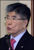김중수(금융인/전대학총장/한국은행총재)
김중수 한국은행 총재는 26일 미국의 양적완화 축소에 따른 신흥국 경제불안이 선진국에 다시 악영향을 미칠 수 있다고 경고했다.