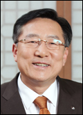 김기문(기업인/로만손대표이사사장/중소기업중앙회회장/국세행정위원회위원장)
중소기업중앙회(회장 김기문)는 26일 오후 서울 여의도 중소기업회관에서 소기업ㆍ소상공인 사회안전망 확충을 위해 외환은행과 ‘노란우산공제 가입대행 업무협약’을 체결했다고 밝혔다.