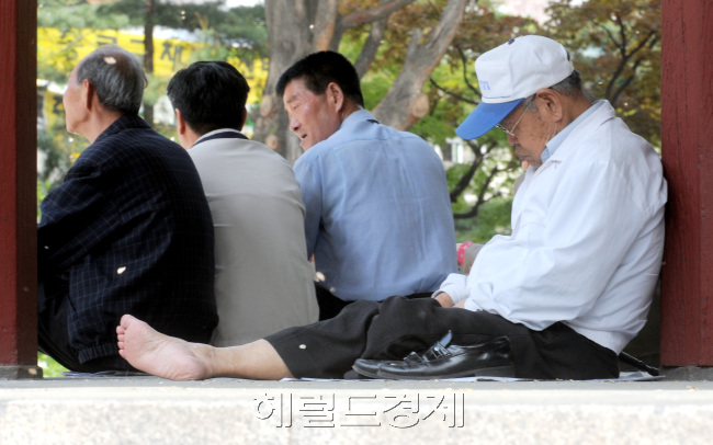 가정의 달인 5월을 맞아 우리 주변에 소외된 가족은 없는지 살펴 볼 때다. 서울 종로 탑골 공원엔 가족에게 소외된 노인들이 하릴없이 붙잡지 못하는 시간에 우두커니 자리를 지키고 있다./ 안훈 기자 rosedale@
가정의 달인 5월을 맞아 우리 주변에 소외된 가족은 없는지 살펴 볼 때다. 서울 종로 탑골 공원엔 가족에게 소외된 노인들이 하릴없이 붙잡지 못하는 시간에 우두커니 자리를 지키고 있다./ 안훈 기자 rosedale@
100세 시대, 소득 없이 지내야 할 시간이 늘어났다. 복지예산이 사상 처음으로 100조원을 뛰어넘었더라도 늘어나는 복지 수요를 감당하기에는 부족하다. 은퇴한 노인들이 서울의 한 공원에서 시간을 보내고 있다. [헤럴드경제DB]
