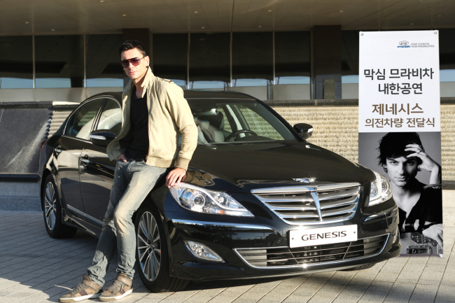 막심므라비차(MaksimMrvica/피아니스트)
PIANIST TO RIDE HYUNDAI SEDANS -- Hyundai Motor will provide its premium sedans, Equus and Genesis, to Maksim Mrvica, a popular crossover pianist from Croatia, until Oct. 10 as protocol vehicles for his Korea Tour performances. He poses by the Genesis in the sedan presentation ceremony at Hyatt Regency Incheon Hotel on Wednesday.