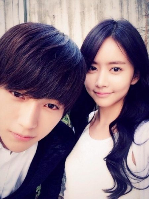 엘(좌부터/김명수/가수/탤런트/인피니트),한보름(탤런트)
SBS 수목드라마 ‘주군의 태양’에 출연중인 배우 한보름과 인피니티 엘의 셀카 사진에 누리꾼들의 시선이 쏠렸다.