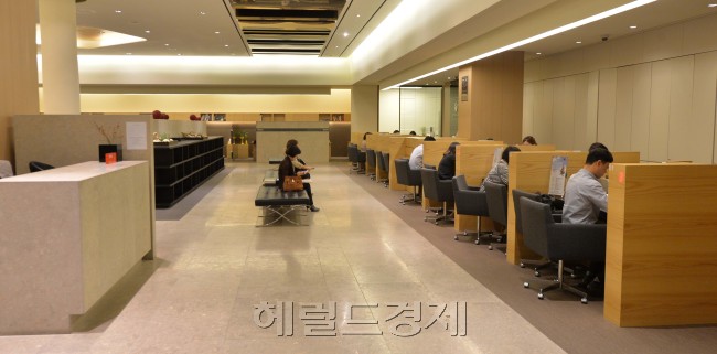 동양증권 명동본점 내부 스케치<br />이상섭 기자. babtong@heraldcorp.com 2013.09.25
동양증권 명동본점 내부 스케치
이상섭 기자. babtong@heraldcorp.com 2013.09.25
‘동양 사태’ 나흘째를 맞아 펀드런이 잠잠해지면서 26일 오전 동양증권 서울 명동 본점 객장이 비교적 한산한 모습을 보이고 있다. 그룹의 유동성 위기로 자금을 빼내려는 고객이 몰렸던 동양증권은 금융감독원 등이 고객 자산의 안전성을 강조한 이후 고객 자금 이탈이 잦아들고 있다.  이상섭 기자/babtong@
