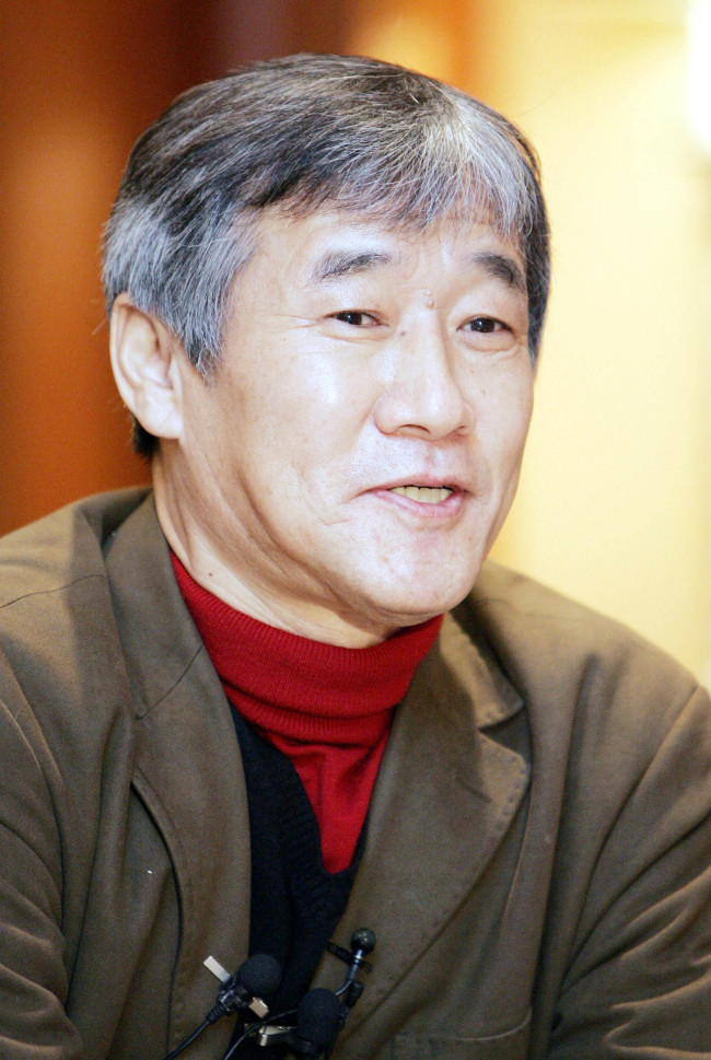 최인호(소설가)
'별들의 고향'을 비롯한 무수한 히트작을  내면 서 '영원한 청년작가'라는 애칭으로 불려온 소설가 최인호 씨가 25일 오후 7시2분 별세했다. 향년 68세