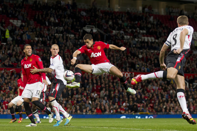 하비에르에르난데스(JavierHernandez/축구선수/맨체스터유나이티드FC포워드)
Manchester United’s Javier Hernandez scores against Liverpool on Wednesday.   (AP-Yonhap News)