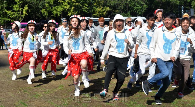 25일 오전 서울광장에서 2018 평창동계올림픽 계기, 올림픽 개최지인 강원과 한국관광을 전세계에 알리기 위해 추진된 K팝 페스티벌 인 평창에 결선에 진출한 세계 14개국 70여명의 외국인들이 K팝 플래쉬몹을 하고 있다.<br />이상섭 기자. babtong@heraldcorp.com 2013.09.25
25일 오전 서울광장에서 2018 평창동계올림픽 계기, 올림픽 개최지인 강원과 한국관광을 전세계에 알리기 위해 추진된 K팝 페스티벌 인 평창에 결선에 진출한 세계 14개국 70여명의 외국인들이 K팝 플래쉬몹을 하고 있다.
이상섭 기자. babtong@heraldcorp.com 2013.09.25