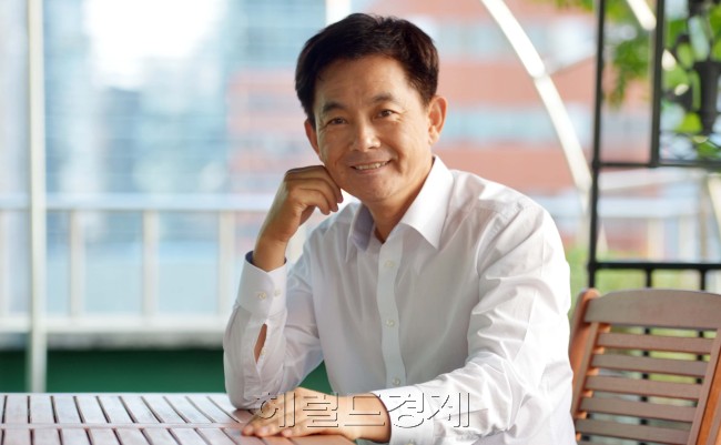 조현정(기업인/비트컴퓨터대표이사회장)
1983년 8월 15일 광복절. 서울 청량리역 맘모스호텔(현 롯데백화점 청량리점)의 한 객실에서 26살의 청년이 회사를 차렸다.