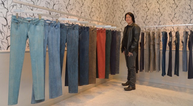 Designer Han Song speaks at the TROA office in Samseong-dong, Seoul, Sept. 16.    (Lee Sang-sub/The Korea Herald)