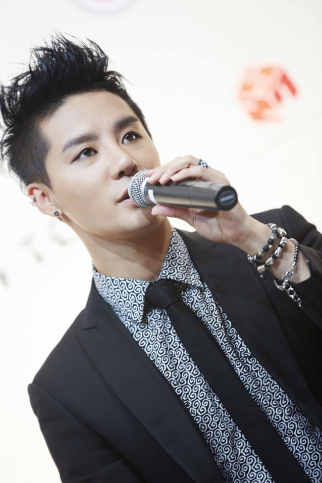 준수(김준수/가수/뮤지컬배우/JYJ)
뮤지컬 티켓파워 일순위 김준수가 오는 12월 세종문화회관 대극장에 재입성한다. 이번에는 고 김광석 노래를 엮어 만든 창작뮤지컬 ‘디셈버: 끝나지 않은 노래’다.