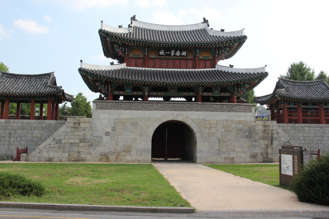 전라북도 ‘전주~완주~김제~익산’을 잇는 아름다운 순례길엔 여러 종교인의 고난과 화합의 역사, 민족 저항의 역사가 공존한다. 예루살렘, 산티아고를 향한 외국의 이름난 순례길보다 어느 한 종교에 편중되지 않은 종교적 다양성, 한국만의 역사가 존재하는 이곳이 한국인들에겐 문화사적으로, 종교사적으로 더 의미 있는 길이 아닐까 한다.