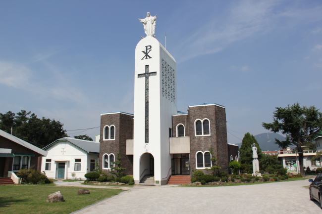 전라북도 ‘전주~완주~김제~익산’을 잇는 아름다운 순례길엔 여러 종교인의 고난과 화합의 역사, 민족 저항의 역사가 공존한다. 예루살렘, 산티아고를 향한 외국의 이름난 순례길보다 어느 한 종교에 편중되지 않은 종교적 다양성, 한국만의 역사가 존재하는 이곳이 한국인들에겐 문화사적으로, 종교사적으로 더 의미 있는 길이 아닐까 한다.