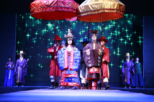 Models walk the catwalk wearing ancient Korean royal costumes in a fashion show in Heibei University of Science and Technology on Wednesday.   (Sungshin Women’s University)