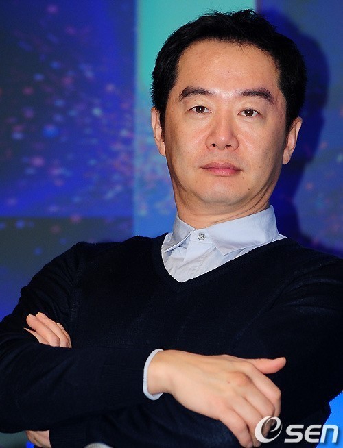 장진(영화감독/연극인/필름있수다대표)
그룹 다이나믹듀오 최자(33)와 에프엑스 설리(19)의 열애설이 제기된 가운데, 장진 감독이 이를 언급해 눈길을 끌고 있다.