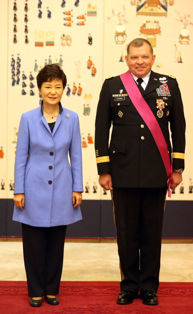 박근혜(대통령/대한민국대통령)
President Park Geun-hye and Gen. James D. Thurman, the outgoing commander of the Korea-U.S. Combined Forces Command, pose at Cheong Wa Dae on Thursday, after she conferred to him the Order of National Security Merit Tongil Medal for his contribution to maintaining peninsular peace and stability.   (Yonhap News)