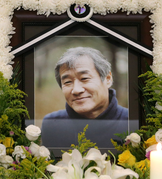 최인호(소설가)
Late author Choe In-ho’s photograph is displayed in his wake being held at the Catholic University of Korea Seoul St. Mary’s Hospital in Seoul.   Yonhap News