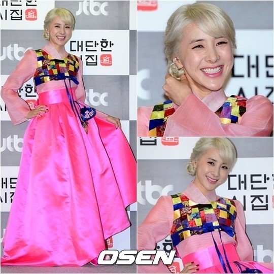 서인영(가수)
서인영은 25일 오후 서울 종로구 성균관대학교 유림회관에서 진행된 JTBC 새 예능 ‘대단한 시집’ 제작 발표회에 한복을 입고 참석했다. 이날 서인영은 밝은 염색 머리로 자신 만의 스타일을 강조하면서도, 한복 차림으로 새색시 같은 단아한 모습을 선보여 카메라 플래시 세례를 받았다.