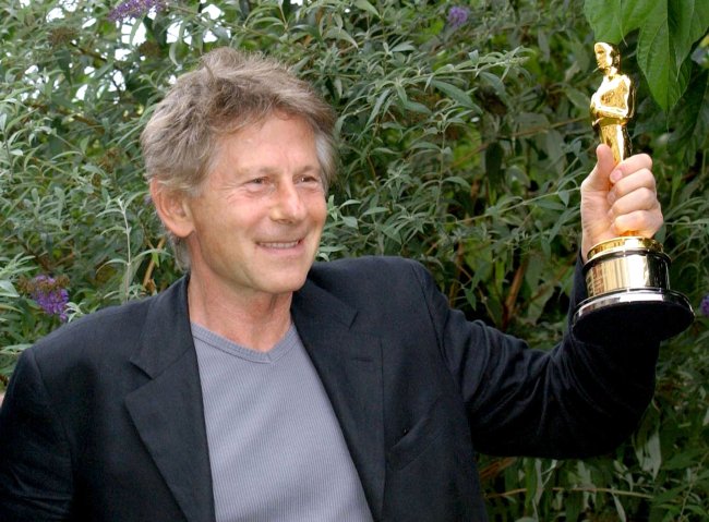 로만폴란스키(RomanPolanski/영화감독/영화배우)
Film director Roman Polanski holds his Best Director Oscar for “The Pianist” in Deauville, France, in 2003. Polanski could not attend the Oscar ceremony because he was facing arrest in the United States. (MCT)