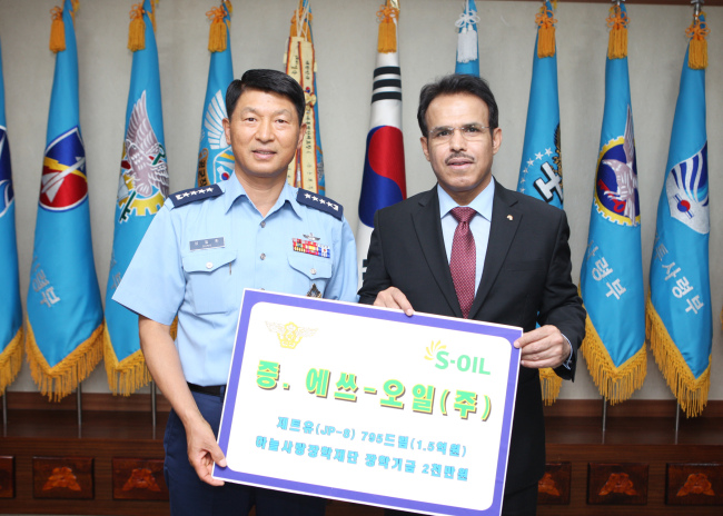 나세르알마하셔(NasserAl-Mahasher/기업인/에쓰오일최고경영자CEO)
S-Oil CEO Nasser Al-Mahasher (right) poses with Air Force chief of staff Sung Il-hwan after pleding to donate 160,000 liters of jet fuel to the Air Force at a ceremony in Daejeon on Thursday. S-Oil