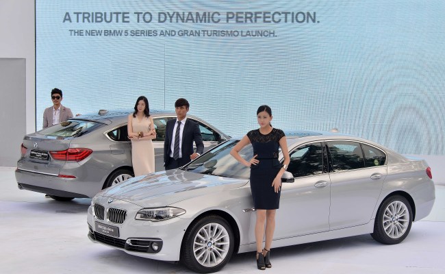 BMW Korea launched nine new models of the face-lifted 5 Series on Wednesday, pledging to extend its sales lead among import car brands here.