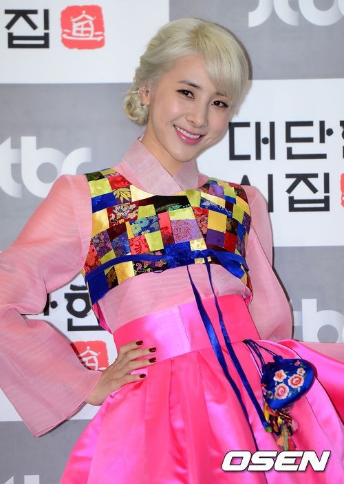 서인영(가수)
서인영은 25일 오후 서울 종로구 성균관대학교 유림회관에서 진행된 JTBC 새 예능 ‘대단한 시집’ 제작 발표회에 한복을 입고 참석했다. 이날 서인영은 밝은 염색 머리로 자신 만의 스타일을 강조하면서도, 한복 차림으로 새색시 같은 단아한 모습을 선보여 카메라 플래시 세례를 받았다.