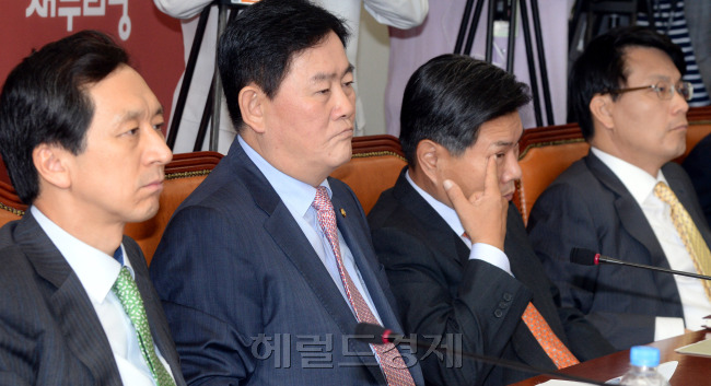 새누리당 최경환 원내대표는 27일 오전  국회 원내대표실에서 주요당직자회의를 열고 기초연금과 정기국회 정상화 방안 등을 논의하고 있다. 박현구 기자phko@heraldcorp.com
27일 열린 새누리당 주요당직자회의에 참석한 당 지도부의 표정이 어둡다. 국회선진화법 개정과 10ㆍ30 재보선 공천을 두고 내홍을 겪고 있는 새누리당은 이날 회의에서도 “새누리당은 경제를 반드시 살려내고 그 과실이 국민 모두에게 골고루 돌아가는 착한 복지로 열매 맺도록 최선을 다할 것”이라며 정부의 기초연금공약 축소에 대해 해명했다. 박현구 기자/phko@